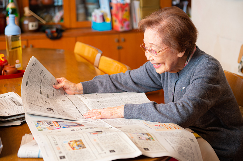 新聞を読む海老名香葉子さん