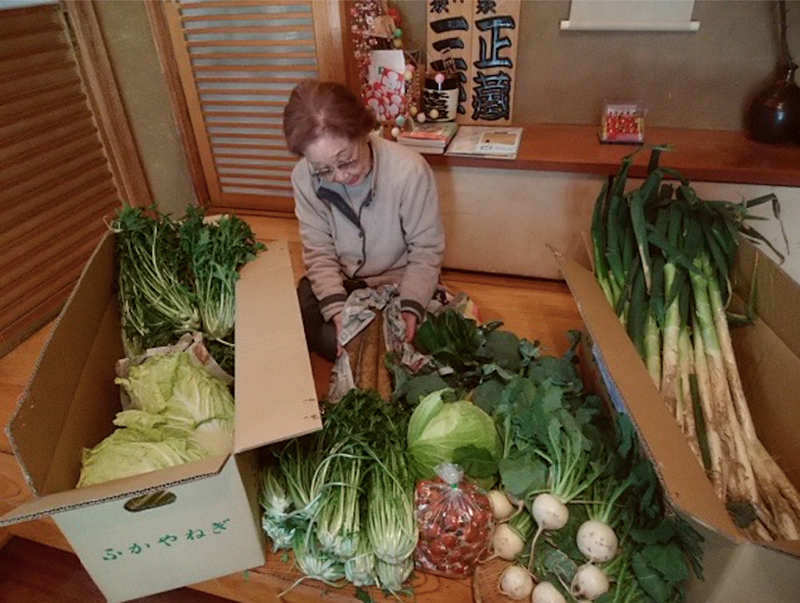 野菜に囲まれる海老名香葉子さん