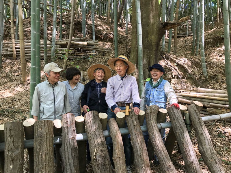 竹林整備事業に参加する高齢者たち
