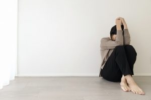 座り込んでいる女性