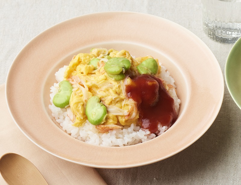 そら豆とカニカマのとろとろオムレツ丼