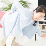 5分で簡単！ひざ裏を伸ばす「壁ドンストレッチ」で全身の不調を改善【専門家解説】