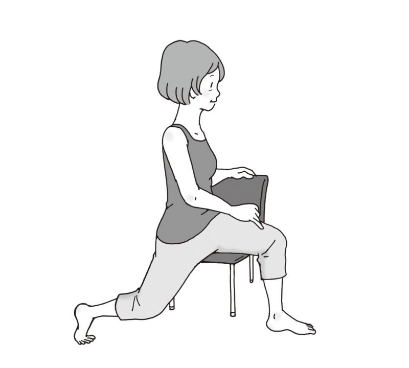 いすの背もたれを横にしてお尻を半分はみ出させた状態で座り、片方の脚を後ろにぐっと引いて、股関節の前側を伸ばす女性のイラスト