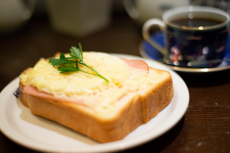 ひとりで喫茶店で食事をすることも