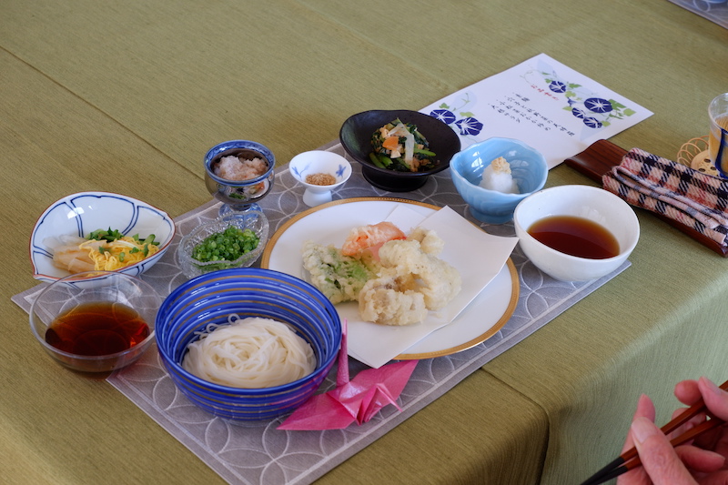 敷地内の菜園で収穫した野菜が食卓に並ぶことも