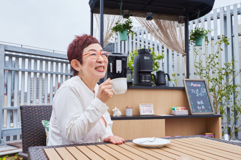 コーヒーを堪能する菊田さん