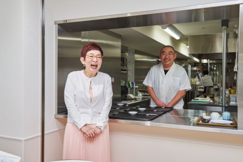 厨房の前で菊田さんと料理長