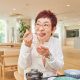 デザートをおいしそうに食べる菊田さん