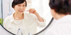 歯磨きをする女性の姿