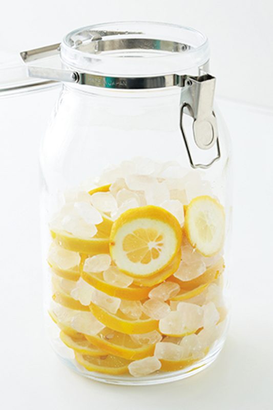 瓶にレモンと氷砂糖を交互に入れる