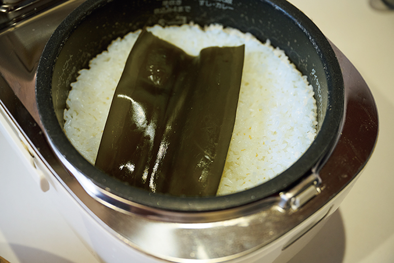 ご飯は昆布と一緒に炊く