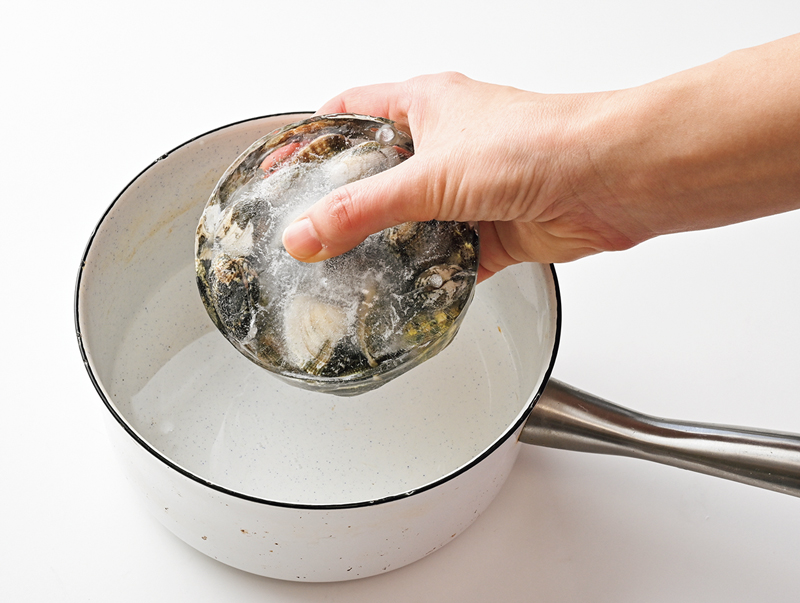 冷凍あさりを鍋にかける