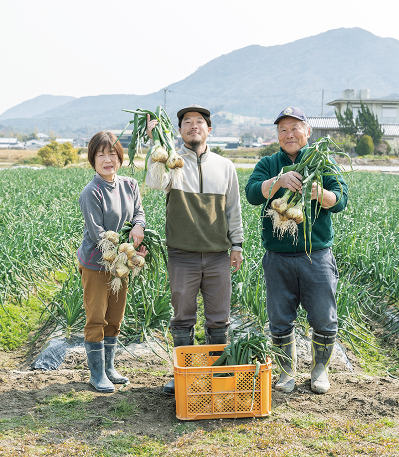 「みやざきファーム」の宮崎茂樹さん、貴嗣さん、京子さん