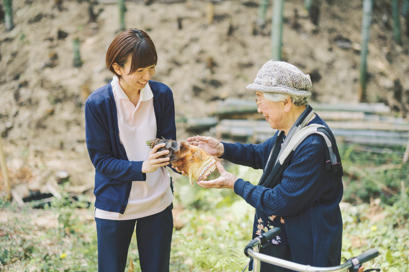 希望者はたけのこ掘りに参加も可能。収穫したたけのこを使った料理は入居者の楽しみのひとつ