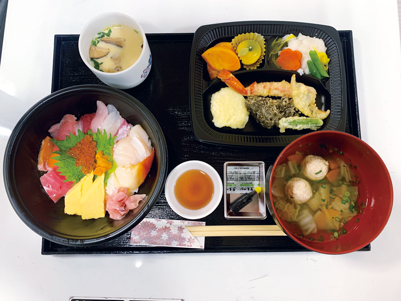 昼食は魚と肉から選ぶことができ、天ぷらや寿司など豪華な食事の提供も