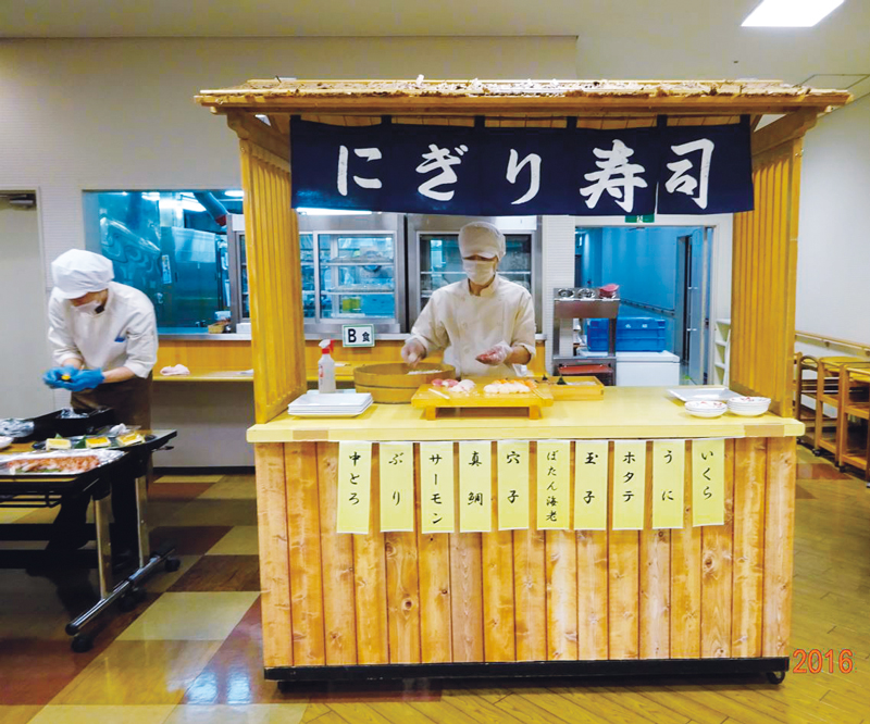 「寿司屋」などが登場する夕食会も開催される