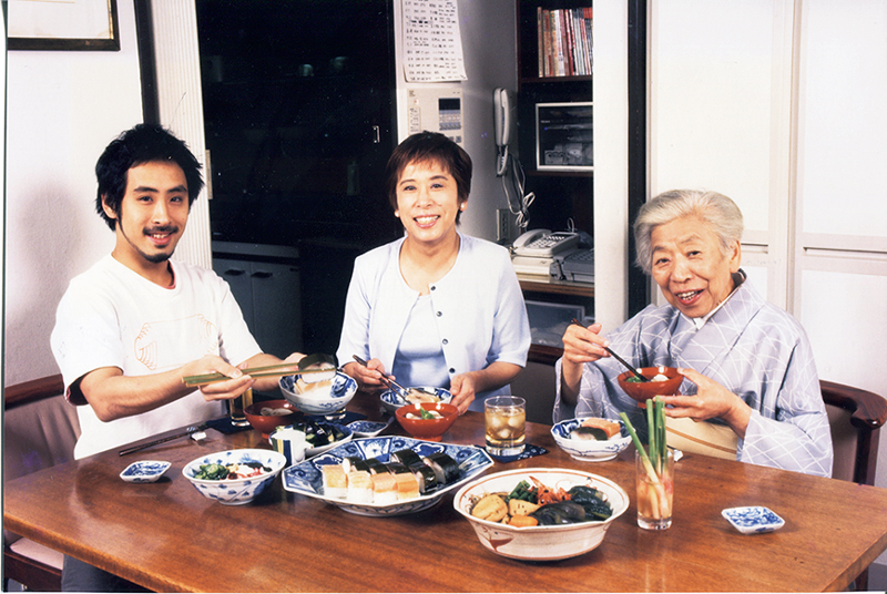 食卓を囲む高校生の頃のりゅうたさんと直美さん、村上昭子さん