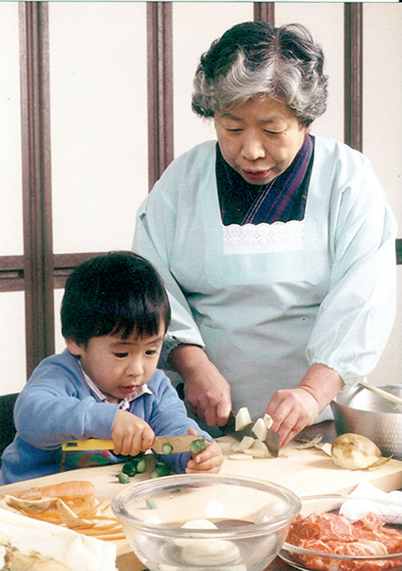 昭子さんと料理を作る、3才頃のりゅうたさん