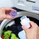 洗濯用洗剤と柔軟剤は同時に入れると効果が薄まる。柔軟剤は専用の投入口へ