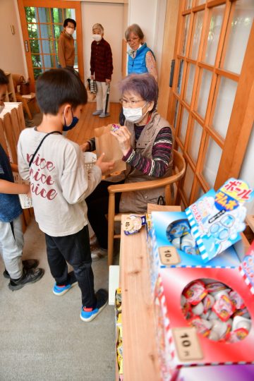 入居者が交代で駄菓子屋の店番を務めている。地域の子どもたちで賑わっている