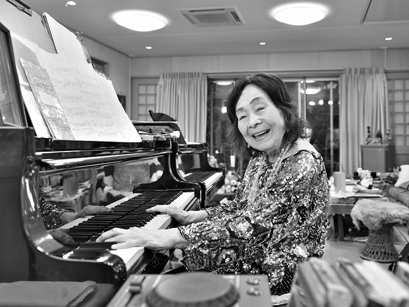 ピアノを弾く室井摩耶子さん