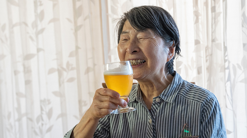 ビールを飲むシニア女性