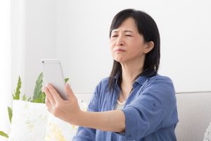 老眼に悩む女性