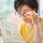 眼精疲労や老眼…目の悩み対策に！すぐ実践したい17のこと「布団の中でスマホを見るのはもってのほか」【専門家解説】