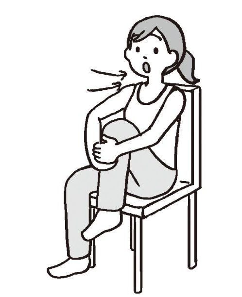 椅子に座り左ひざに両手をそえて、ひざを胸の前に引き寄せる女性のイラスト