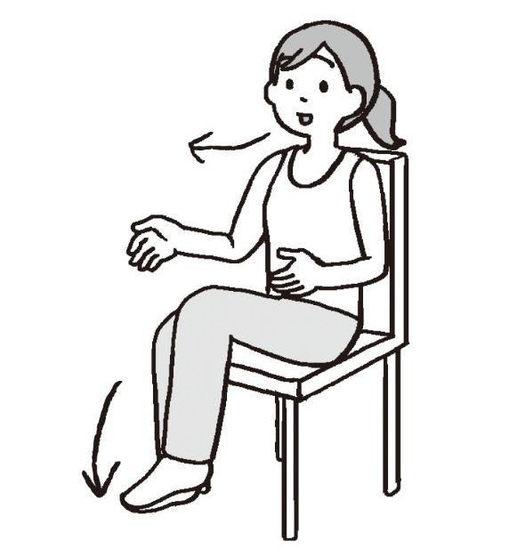 椅子に座り左ひざを胸の前に引き寄せた状態から、ゆっくり筋肉を使って左足を床に下ろす動作のイラスト