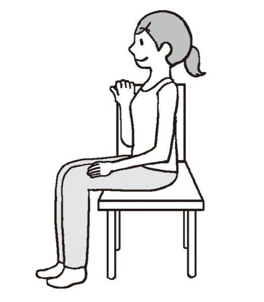 椅子の背もたれが体の横にくるようにして座り、右手は椅子の背もたれをつかむ女性のイラスト