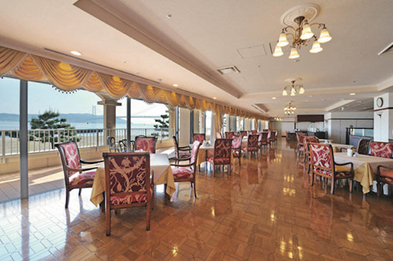 海を眺められる開放的な館内レストラン。和と洋の個室も備え、さまざまなロケーションで食事を楽しめる