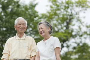 笑顔のシニア夫婦