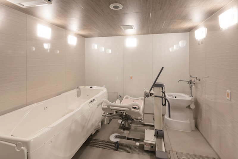浴室はひのき風呂や石風呂など個室が計4タイプ。介護度が高い場合はストレッチャー式の介護浴室でスタッフ介助のもと、寝たまま入浴できる