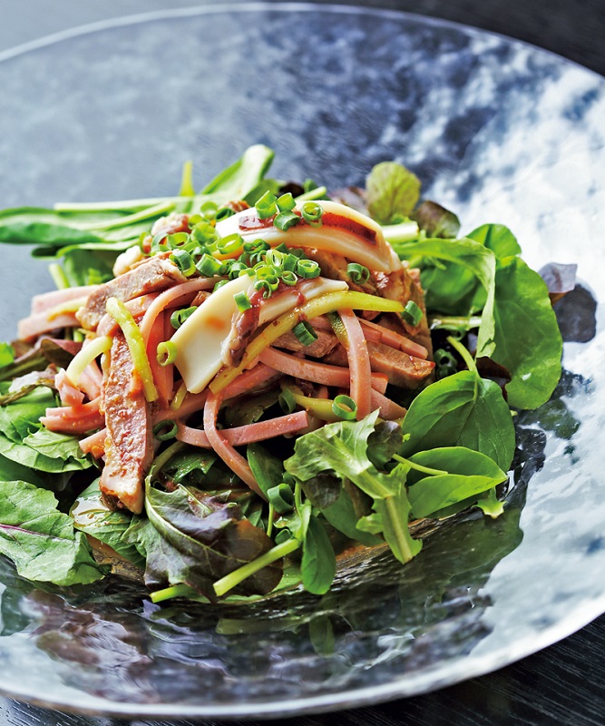 麺が見えないほど盛られた野菜にたれをかけ、サラダ感覚で食べられる（メニューはコースのみ。7000円～）。 