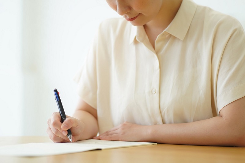 手紙を書く女性