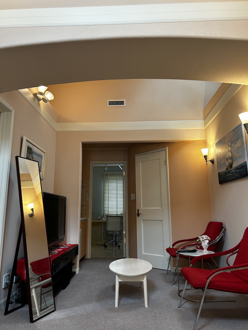 2階の廊下スペースは、ソファとテレビを備えた「ファミリールーム」として機能。