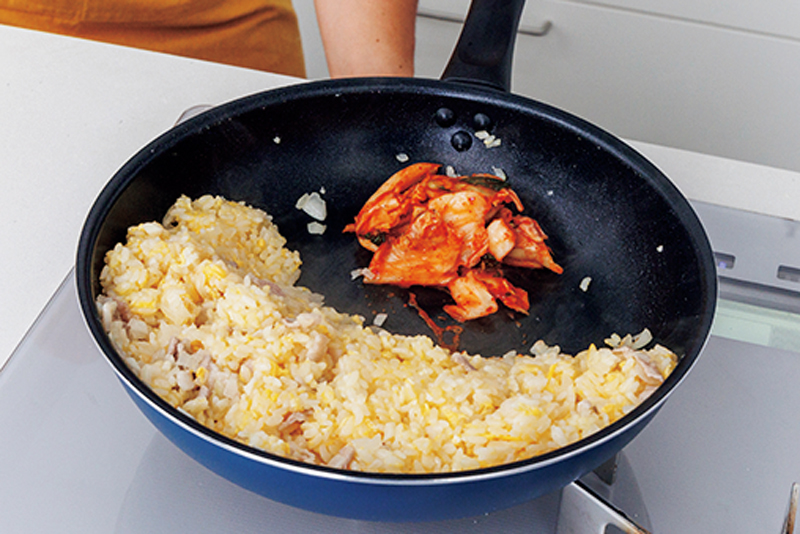 キムチはご飯を炒めてから入れる