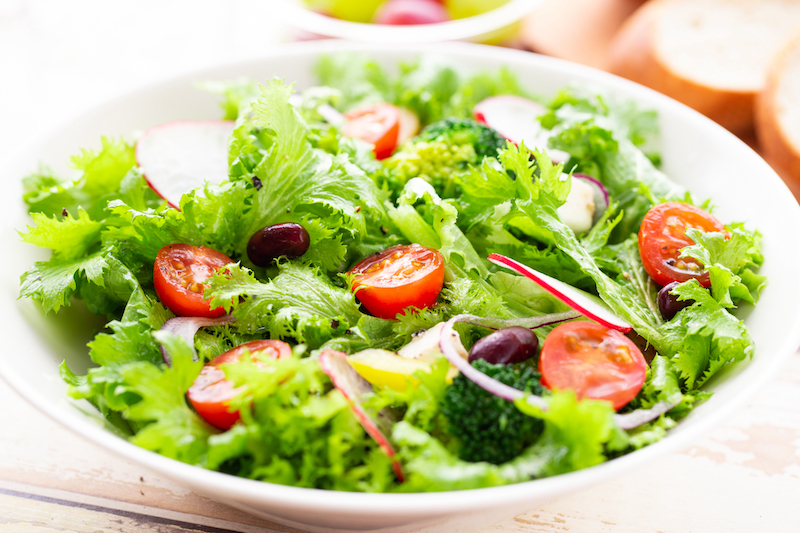 カリウムが多い生野菜や水分が多いすいかなどの果物は尿量を増やすので、夕飯では避ける。