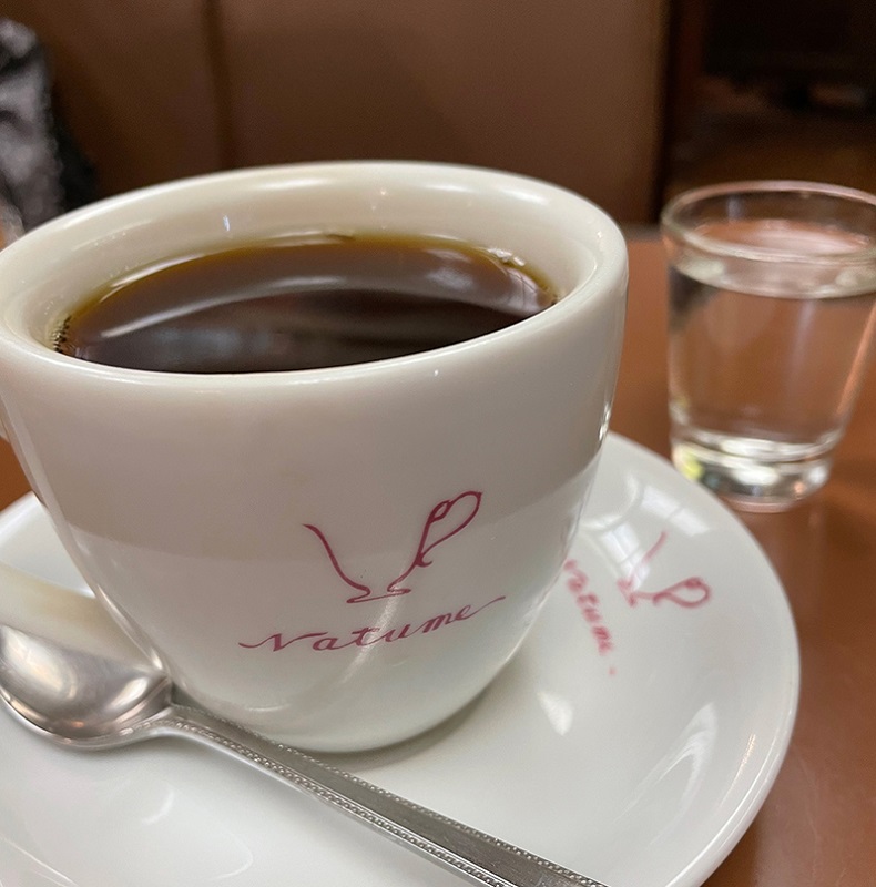 『喫茶なつめ』の『温泉コーヒー』（530円）