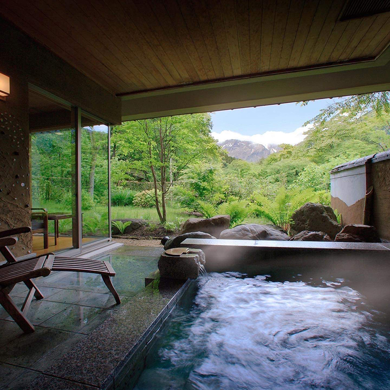 谷川岳の眺望が魅力　閑静な佇まいの露天風呂