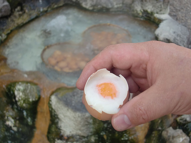 『つるや商店』の『平湯温泉はんたい玉子』（100円）