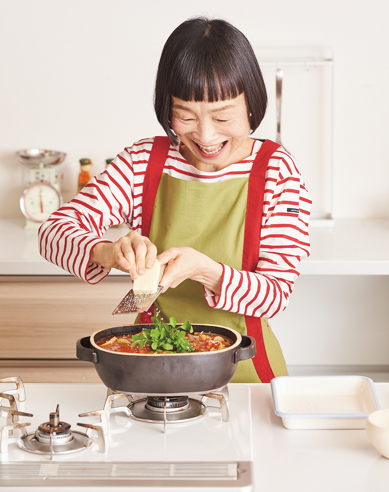 料理をする竹原芳子さん