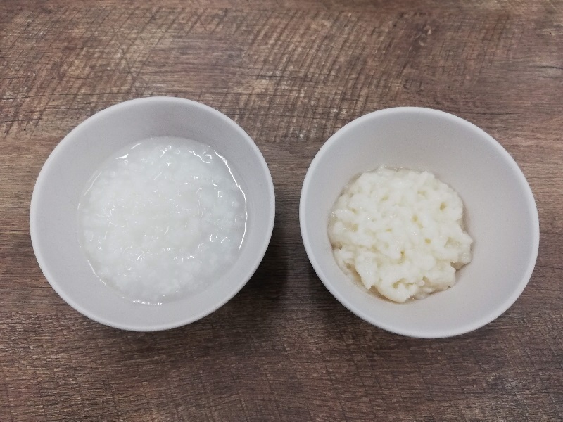 「やわらかいごはん」は100gで150kcal（右）。一般的な白がゆ（左）の場合は同じ150 kcalを摂ろうとすると、約230gと倍以上の量が必要に