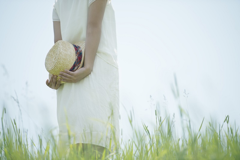 帽子を持った後ろ姿の女性