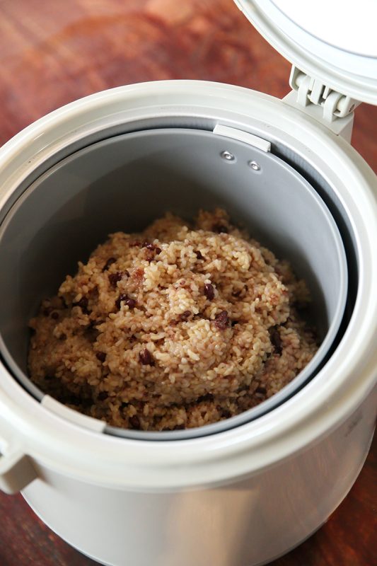 炊き立て玄米が入った炊飯器