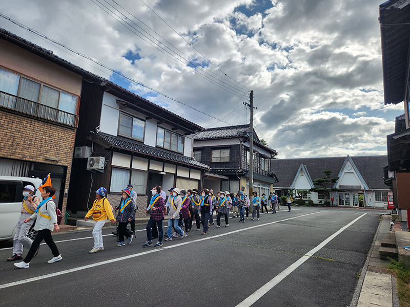 ウオーキングを楽しむ京都府京丹後市の高齢者たち
