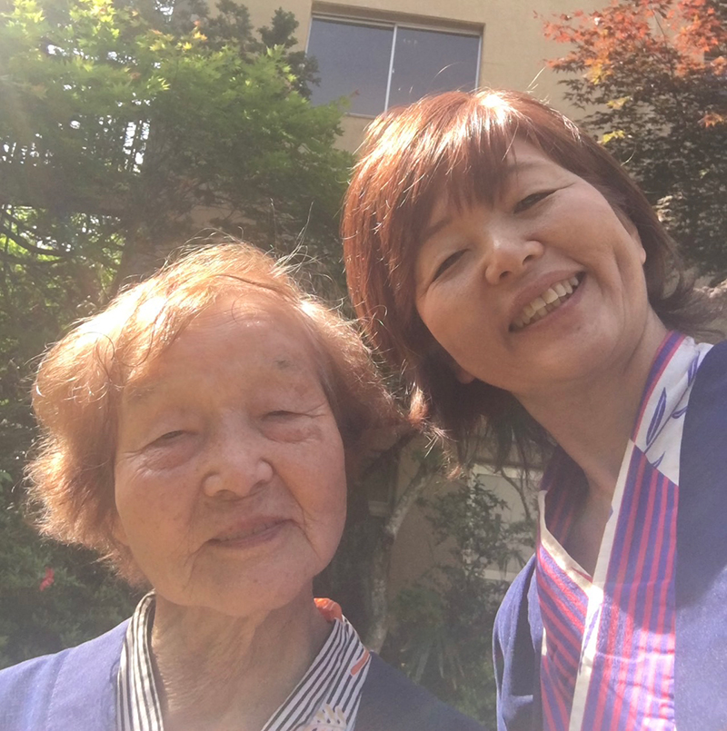 介護をしていた母親（左）と遠藤さん