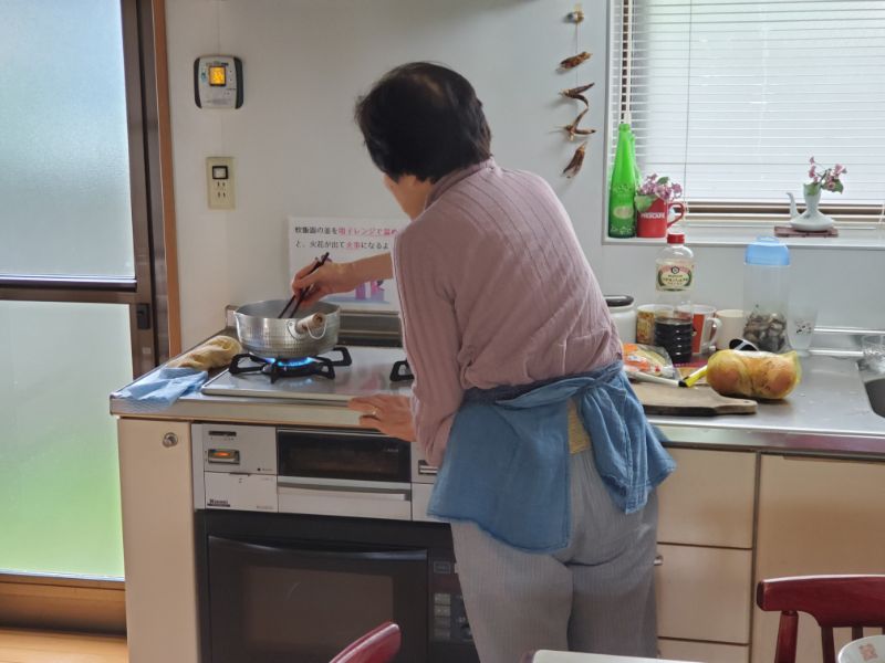 料理中の工藤広伸さんの母