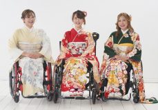 「孫の結婚式に留め袖を着たい！」車いす利用者の願いを叶える誰もがラクに着られる着物の開発秘話